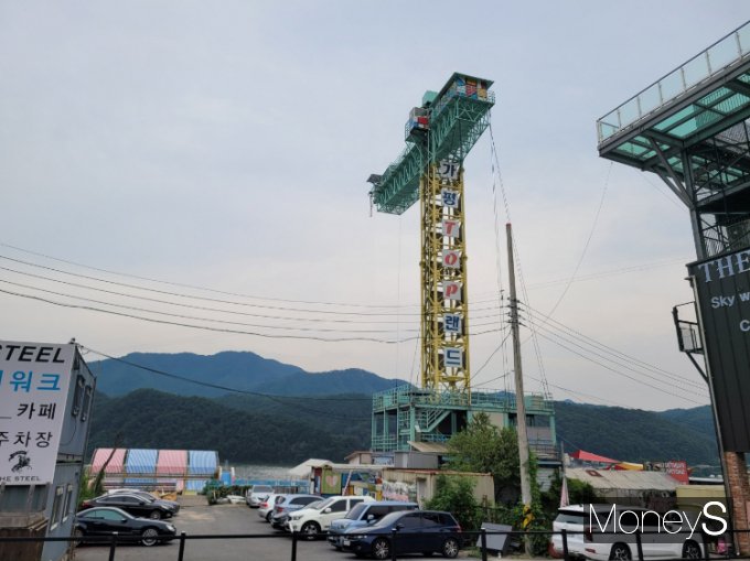 머니S가 휴가철 막바지에도 수도권에서 '당일치기'로 다녀올 수 있는 '액티비티 활동'들을 선정, 직접 체험해 소개한다. 사진은 '가평탑랜드' 번지 점프대. /사진=유원상 기자