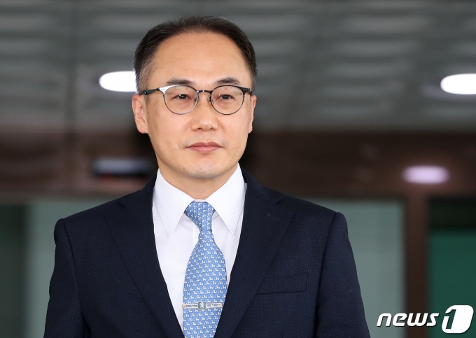 윤석열 대통령의 새 정부 초대 검찰총장으로 내정된 이원석 대검 차장검사가 18일 오후 서울 서초구 대검찰청에서 내정소감을 밝히기 위해 취재진 앞에 서고 있다. 2022.8.18/뉴스1 ⓒ News1 구윤성 기자