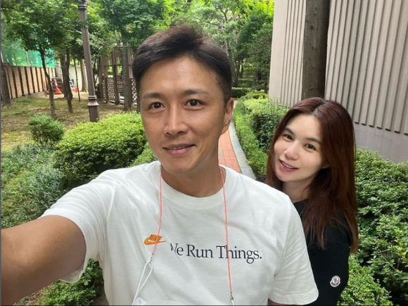 배우 진태현이 유산의 아픔을 딛고 회복 중인 근황을 알렸다. 사진은 진태현(오른쪽)과 그의 아내 배우 박시은. /사진=진태현 인스타그램 