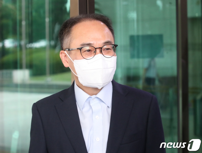 윤석열 정부 초대 검찰총장 후보로 지명된 이원석 대검찰청 차장검사가 19일 오후 서울 서초구 대검 청사로 출근하며 취재진의 질문을 받고 있다. (자료사진)2022.8.19/뉴스1 ⓒ News1 송원영 기자
