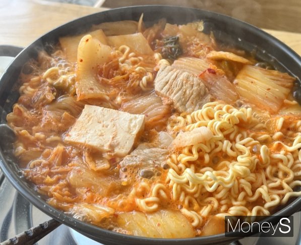 서울시 서대문구의 '착한가격업소' 식당에서는 고기가 듬뿍 들어간 김치찌개를 3000원에 맛볼 수 있다. 사진은 이 식당에서 판매하는 3000원짜리 김치찌개. /사진=하영신 기자