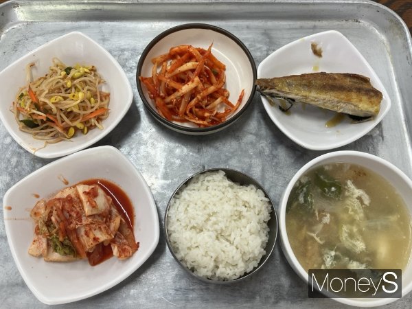 강남구에 위치한 '착한가격업소' 식당에서는 5000원에 든든한 한끼를 먹을 수 있다. 사진은 해당 가게에서 판매하는 5000원짜리 백반. /사진=하영신 기자