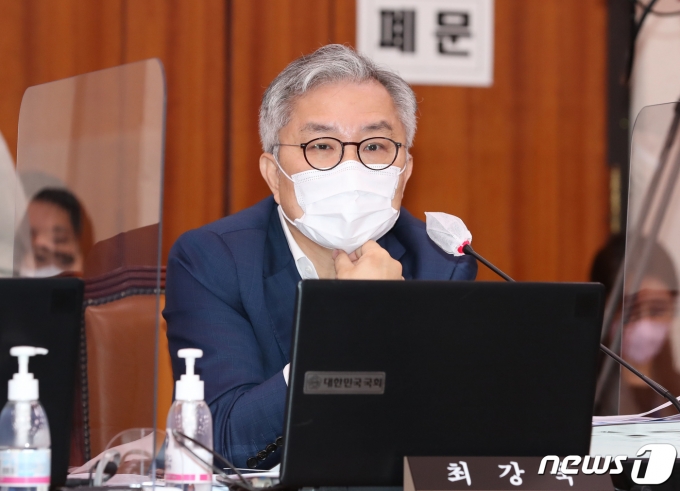 최강욱 더불어민주당 의원이 5일 오전 서울 여의도 국회에서 열린 이원석 검찰총장 후보자 인사청문회에서 신상 발언을 하고 있다. (공동취재) 2022.9.5/뉴스1 ⓒ News1 허경 기자