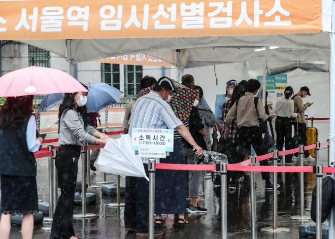 지난 5일 0시부터 오후 9시까지 집계된 신종 코로나바이러스 감염증(코로나19) 신규 확진자 수가 9만6762명을 기록해 6일 신규 확진자는 10만명 안팎이 될 것으로 보인다. 사진은 지난 5일 서울역 임시 선별진료소에 줄 선 시민들의 모습. /사진=뉴시스