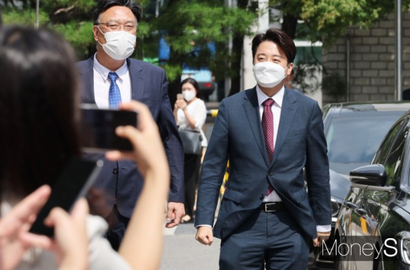 이준석 국민의힘 대표가 지난 5일 정치권 일각에서 제기된 '윤석열이 이준석을 품어야 한다'는 의견에 "기분이 나쁘다"고 분노했다. 사진은 지난달 17일 '주호영 비상대책위원회'체재를 상대로 제기한 효력 정지 가처분 신청 사건과 관련해 심문을 받기 위해 서울 양천구 신정동 서울남부지방법원에 출석한 이 전 대표. /사진=임한별 기자