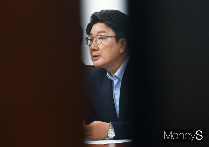 [머니S포토] 말 아낀 與 권성동 