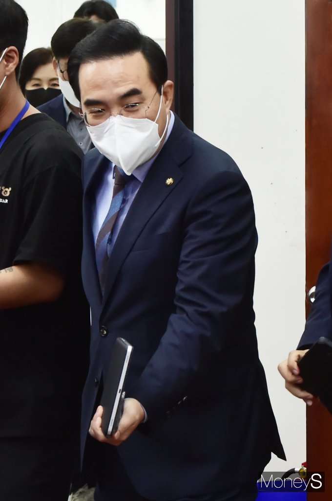 [머니S포토] 野 원내대책 회의 입장하는 '박홍근'