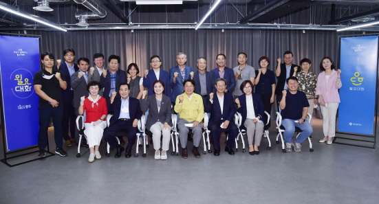 강기정 광주광역시장이 5일 오후 동구 전일빌딩245 4층 중회의실에서 열린 '제1회 월요대화'에 참석해 광주시민단체협의회 대표들과 상생협력 방안 등을 논의한 뒤 기념촬영을 하고 있다./사진=광주시 