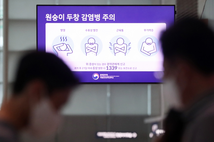 국내 두 번째 원숭이두창 확진자가 발생한 가운데 15명의 접촉자 모두 증상 발현이 없는 것으로 나타났다. 지난 4일  인천국제공항 제2여객터미널 출국장에서 원숭이두창 감염병 주의 안내문이 화면을 통해 나오고 있다./사진=뉴스1