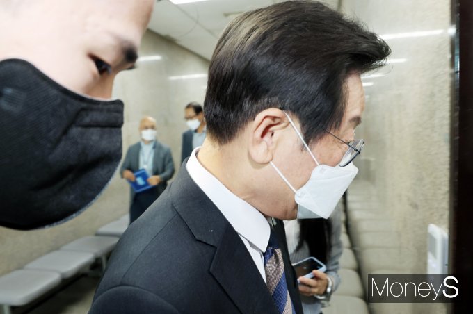 [머니S포토] 검찰 소환 불응 속 국회 들어선 '이재명' 野 대표