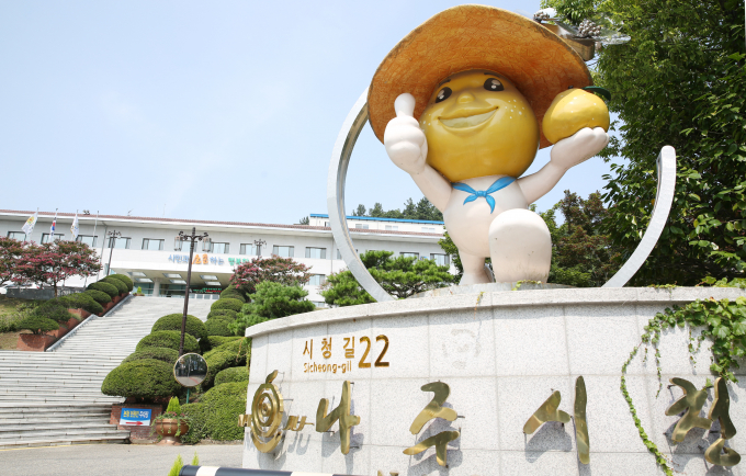전남 나주시는 전기굴착기 1대를 포함한 하반기 친환경자동차 159대를 보급한다. 전기승용 100대, 화물 58대, 굴착기 1대로 오는 14일부터 구매보조금 신청을 받는다. /나주시청