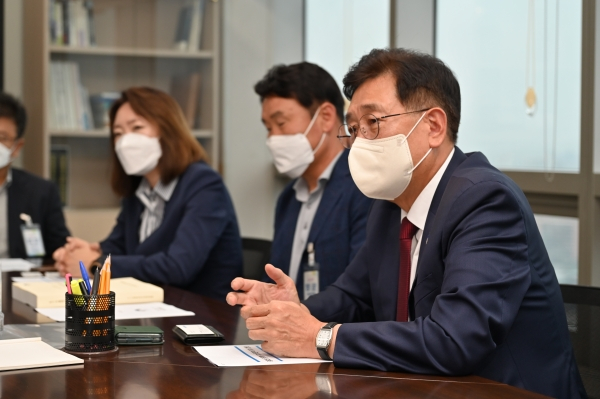 전진선 양평군수, 용문역 KTX 정차 협의를 위해 한국철도공사 방문 지역균형발전을 위해 양평역 정차 일부노선 변경 건의하고 있다. / 사진제공=양평군