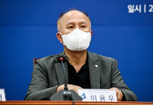 국회 정무위원회 소속 이용우 의원(더불어민주당·경기 고양시정)과 금융정의연대, 참여연대, 한국기업거버넌스포럼, 한국주식투자자연합회는 지난 6일 국회 소통관에서 '동학개미 울리는 지배주주 전횡 막는 상법 개정안 통과 촉구 기자회견'을 개최했다. 사진은 이용우 의원. /사진=뉴스1