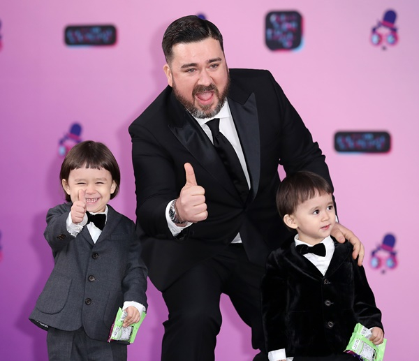  방송인 이상민이 샘 해밍턴의 아들 윌리엄, 벤틀리 형제의 수입을 궁금해했다. 사진은 지난 2019년 12월21일 오후 서울 영등포구 여의도 KBS 본관에서 열린 '2019 KBS 연예대상' 레드카펫 행사에 참석한 샘 해밍턴의 가족. /사진=뉴스1