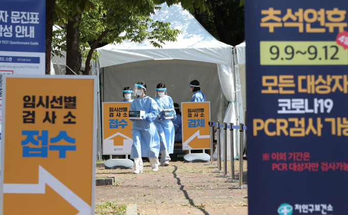 정부가 추석 연휴 기간 코로나19 검사부터 치료제 처방까지 한번에 가능한 원스톱 진료기관 6000개소를 운영한다. 7일 경기 용인시 처인구 영동고속도로 용인휴게소(인천방향)에 설치된 임시선별검사소가 운영 중에 있다./사진=뉴스1