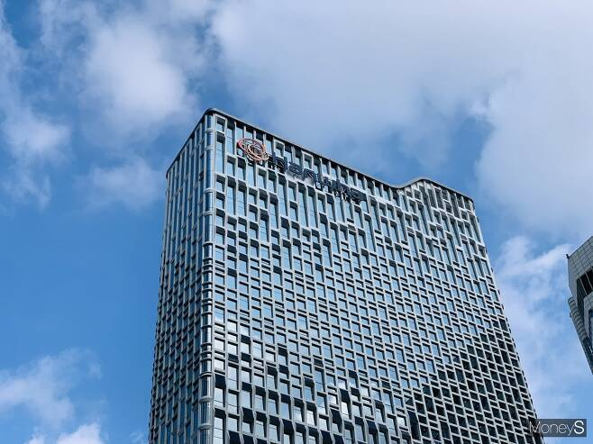 한화솔루션이 GS에너지와 합작회사를 설립하는 등 태양광 사업에 박차를 가한다. 사진은 서울 중고 한화빌딩. /사진=이한듬 기자