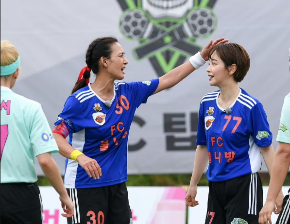 홍수아(오른쪽)가 과거 건강했던 이미지로 돌아가겠다고 전했다. /사진=홍수아 인스타그램 갈무리