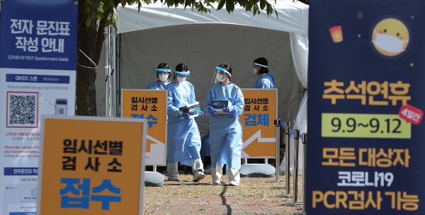 신종 코로나바이러스 감염증(코로나19) 일일 신규 확진자는 7만2646명으로 전날보다 1만2894명 감소했다. 사진은 지난 7일 경기 용인시 처인구 영동고속도로 용인휴게소(인천방향)에 설치된 코로나19 임시선별검사소가 운영 중인 모습. /사진=뉴스1