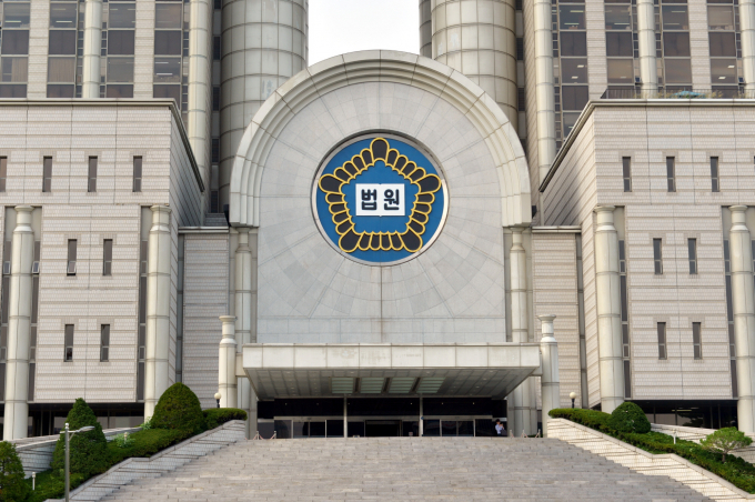 코로나19 사태로 인해 중국 동방항공에서 해고됐던 한국인 계약직 승무원들이 해고무효확인 소송을 제기해 1심에서 승소했다. 사진은 서울중앙지법. /사진=뉴시스