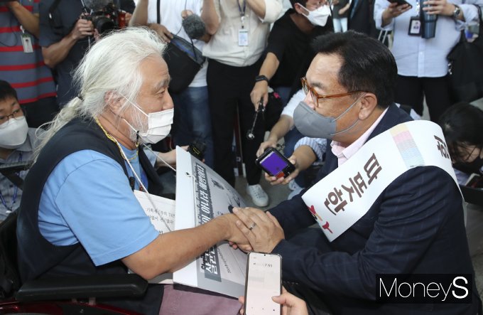 [머니S포토] 전장연 상임공동대표와 대화 나누는 정진석 與 비대위