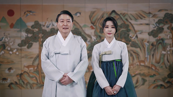대통령실은 9일 윤석열 대통령과 부인 김건희 여사의 2022년 추석 인사 영상메시지를 공개했다. 윤 대통령은 "태풍 힌남노로 피해를 입은 분들께 위로의 말씀을 드린다"며 "태풍과 수해로 피해를 입은 분들께서 하루 빨리 일상으로 돌아가실수 있도록 최선을 다하겠다"고 말했다./사진=대통령실 제공