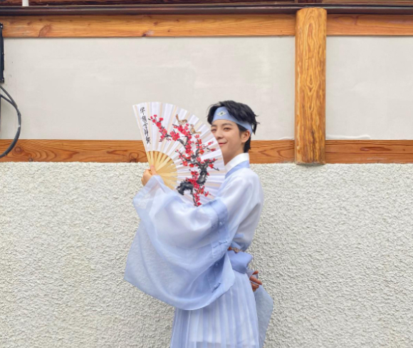 가수 정동원이 한복을 입은 사진을 공개하며 팬들에게 추석 인사를 전했다. /사진=정동원 인스타그램 캡처