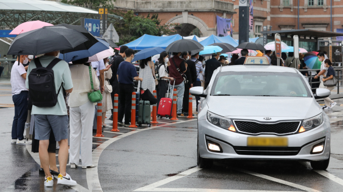 서울 택시 기본 요금이 4000원대로 오를 것이라는 전망이 나온다. 사진은 지난 25일 서울 중구 서울역 택시 정류장에서 택시를 타기 위해 대기하고 있는 승객들. /사진=뉴시스