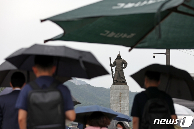 선선한 날씨와 함께 비가 내린 29일 서울 종로구 세종대로 사거리에서 시민들이 우산을 쓴 채 걷고 있다. 2022.8.29/뉴스1 ⓒ News1 조태형 기자