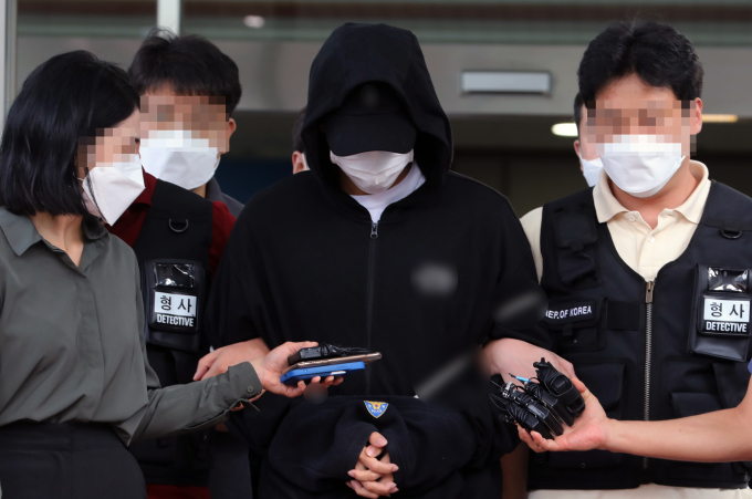인하대학교 캠퍼스에서 동급생을 성폭행해 사망하게 한 남성의 첫 재판이 피해자 측의 요청에 따라 비공개로 진행됐다. 사진은 지난 7월 22일 검찰 송치를 위해 인천 미추홀경찰서를 나서고 있는 A씨. /사진=뉴스1