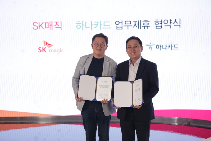 좌측부터 SK매직 이보형 마케팅본부장, 하나카드 장순곤 마케팅본부장./사진=하나카드