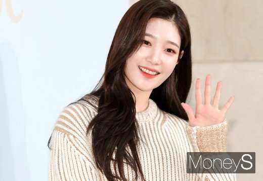 정채연이 BH엔터테인먼트와 전속계약을 체결했다. 사진은 지난 2019년 11월5일 서울 중구 롯데백화점 본점에서 열린 프랑스 명품 브랜드 끌로에(Chloe) 팝업 스토어 오픈 이벤트 행사에 참석한 정채연. /사진=장동규 기자