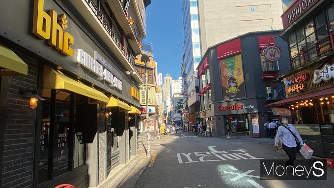bhc와 굽네가 마주보고 있는 종로거리./사진=연희진 기자