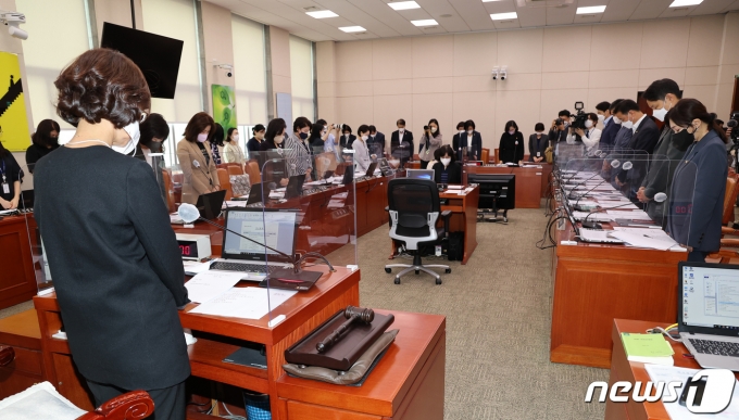 16일 오전 서울 여의도 국회에서 열린 여성가족위원회 전체회의에서 권인숙 위원장과 여야 의원들, 김현숙 여성가족부 장관 등 참석자들이 신당역 역무원 피살사건 피해자를 추모하는 묵념을 하고 있다. (공동취재) 2022.9.16/뉴스1 ⓒ News1 유승관 기자