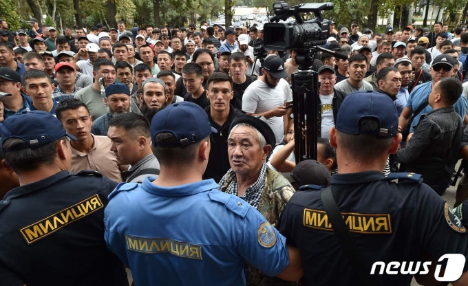 16일(현지시간) 키르기스스탄 시위대가 의회 앞에서 남부 국경지대에 사는 주민들을 타지키스탄의 공격으로부터 보호해야 한다고 주장하고 있다. ⓒ AFP=뉴스1 ⓒ News1 강민경 기자
