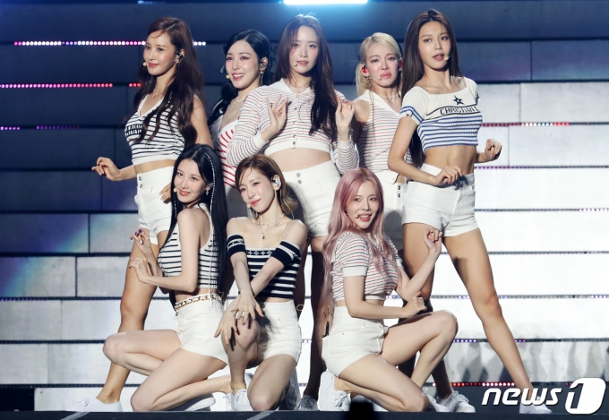 소녀시대가 20일 수원 월드컵경기장에서 열린 ‘SMTOWN LIVE 2022 : SMCU EXPRESS @HUMAN CITY_SUWON’(에스엠타운 라이브 2022 : 에스엠씨유 익스프레스 @휴먼 시티 수원)에서 화려한 무대를 선보이고 있다.  2022.8.20/뉴스1 ⓒ News1 권현진 기자