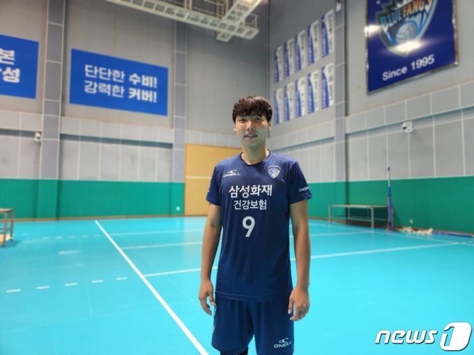 삼성화재 훈련장에서 포즈를 취한 리베로 이상욱.