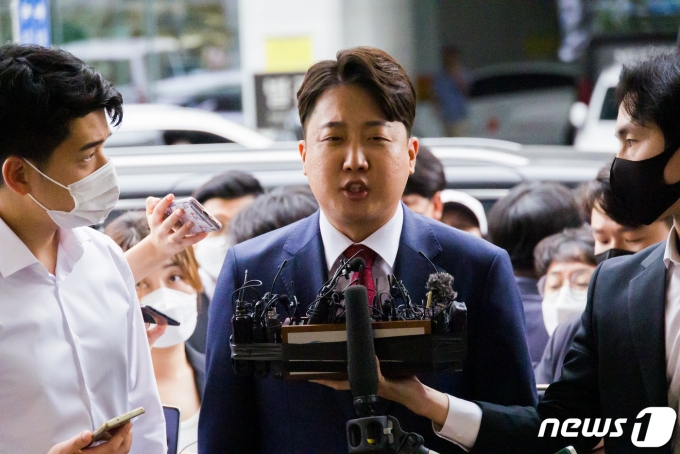 이준석 국민의힘 전 대표가 14일 서울 양천구 서울남부지방법원에서 열린 국민의힘 당헌 효력정지 가처분 심문에 출석하며 취재진의 질문에 답변하고 있다. 2022.9.14/뉴스1 ⓒ News1 국회사진취재단