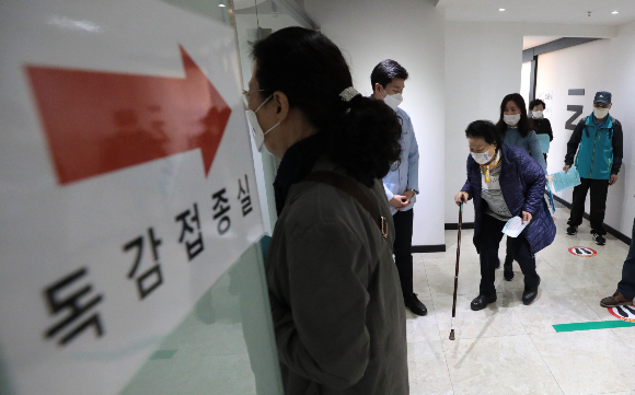 어린이와 임신부 등을 대상으로한 독감 국가예방접종이 21일 시작된다. 2020년 10월26일 서울 강서구 한국건강관리협회 서울서부지부에서 어르신들이 독감 예방접종을 기다리고 있다./사진=뉴스1