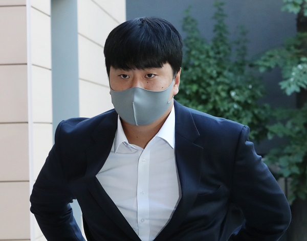 학교폭력 논란에 휩싸였던 이영하(두산 베어스)가 첫 번째 공판에 출석했다. 사진은 서울 마포구 서울서부지방법원에 나타난 이영하. /사진=뉴스1
