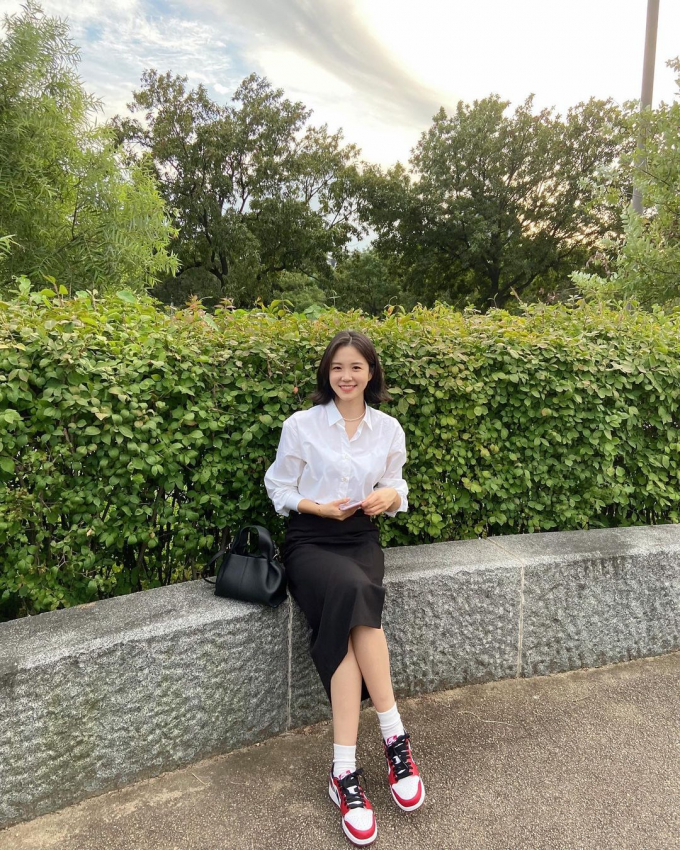 장예원, 단아한 오피스룩에 스니커즈…