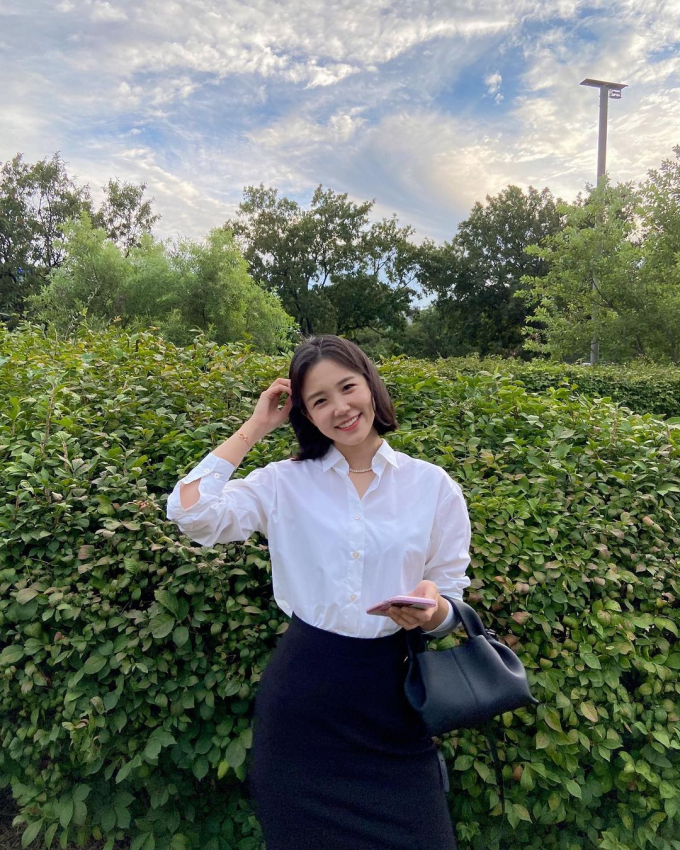 장예원, 단아한 오피스룩에 스니커즈…