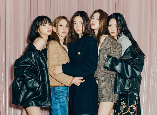 그룹 르세라핌이 소속사의 몸매 관리 때문에 힘들어하는 모습을 보였다. /사진=패션 패거진 '옐르' 제공