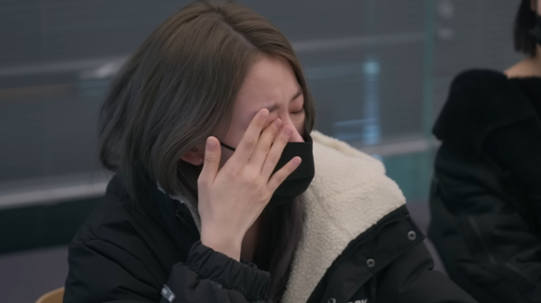 그룹 르세라핌이 소속사의 몸매 관리 때문에 힘들어하는 모습을 보였다. /사진=하이브 공식 유튜브 채널