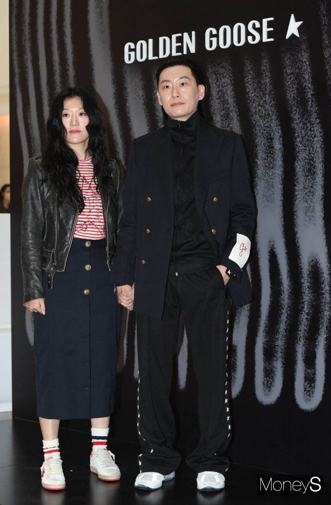 [머니S포토] 신단비·이석, 손 꼭 잡고