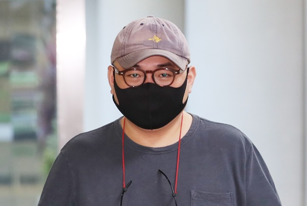 특수협박, 폭행 등 혐의로 기소된 정창욱 셰프가 21일 오후 서울 서초구 서울중앙지방법원에서 열린 1심 선고공판에 출석했다. /사진=뉴스1