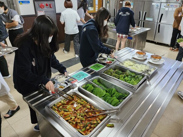 경기도교육청(교육감 임태희)이 21일, 학생의 자율권과 선택권을 보장하는 카페테리아식 급식 확대 운영을 본격적으로 추진한다. / 사진제공=경기도교육청