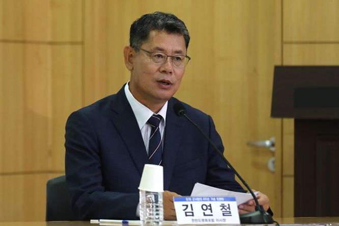 '탈북어민 강제북송' 사건을 수사 중인 검찰이 김연철 전 통일부 장관을 불러 조사한 데 이어 김유근 전 청와대 국가안보실 1차장도 소환했다. 사진은 김 전 장관이 지난 19일 서울 여의도 국회 의원회관에서 열린 국회 한반도 평화포럼 주최 '9.19 군사합의 4주년 기념 토론회'를 진행하는 모습. /사진=뉴스1