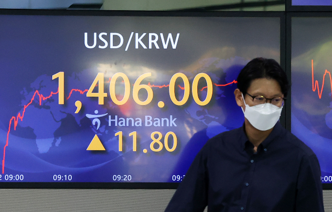 원/달러 환율 상승에 업종별 희비가 엇갈린다. 사진은 22일 오전 서울 중구 하나은행 명동점 딜링룸. /사진=뉴스1