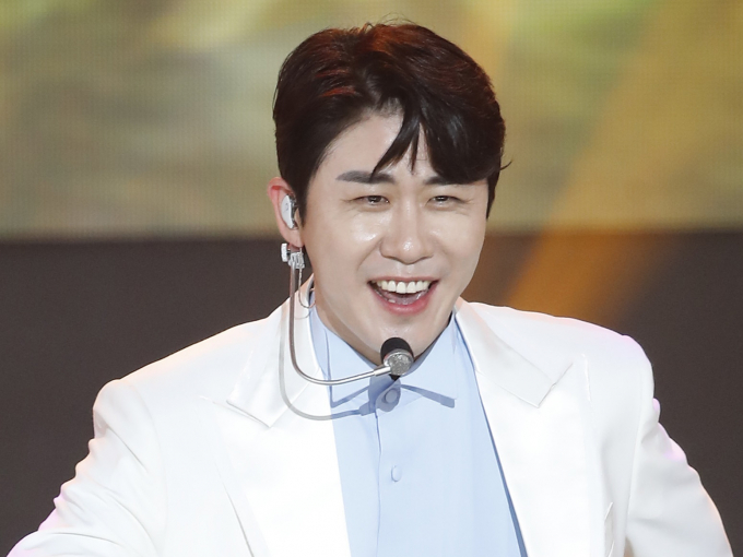 가수 영탁 측이 유튜브채널 '연예 뒤통령'을 운영하는 유튜버 이진호에 대한 법적 대응 진행 상황, 민사 조정결과를 공개했다. 사진은 지난 7월12일 오후 서울 마포구 SBS프리즘타워에서 열린 SBS MTV '더쇼'에서 신곡 '신사답게'를 선보인 가수 영탁. /사진=뉴스1
