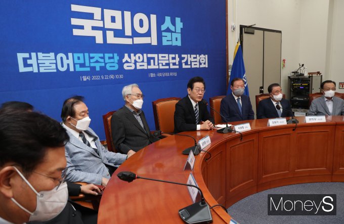 [머니S포토] 민주당 상임고문단 만난 이재명 대표